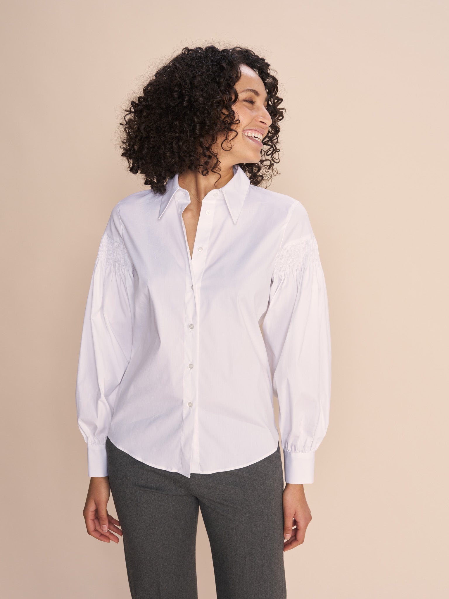 Modelshot / White / Detail